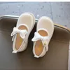 Sandaler flickor sandaler beige mesh andningsbara ihåliga utplatta flickor casual skor rosa mode non-halp mjuk botten barn baby sandaler 240419