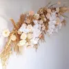 Decoratieve bloemen Aangepaste luxueuze kunstmatige bloemrijarrangement Golden blad bruiloft boog achtergrond muur decor hangende hoek