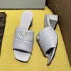 Femme Pool glissa en cuir authentique Femmes Slippers Designer Sandales Slippers Triangle Beach Flip Flips pointues Talons minces Rigiane Summer Multi fonction Slipper