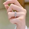 結婚指輪100％925スターリングシルバーラブハートシェイプ5mmモイサナイトジェムストーンパスダイヤモンドテストウェディングバンドリングファインジュエリー240419