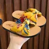 Sandalen Pudcoco Schattige en comfortabele meisjes Sandalen Boho Sponge Softy Casual Cloth Sandals voor binnen- of buiten 240419