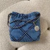 Mini sac de godet denim Sac fourre-tout de chaîne métallique vintage.