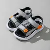 Sandals per bambini scarpe sandali senza sola con area morbida per bambini sandali piatti all'aperto per ragazzi scarpe da spiaggia da spiaggia per bambini comodi scarpe traspirabili 240419