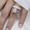Anelli di nozze wuiha reale 925 sterling sterling smeraldo taglio/taglio radiante 8*11mm creati anelli di diamanti a fila moissanite set per donne regalo all'ingrosso 240419