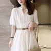 Sommer elegante Mode weiße Stickerei Hollow Dress Ladies Kurzarm einfache lässige Taille A-Line Kleider süße Baumwollrobe 240417