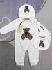 Beliebte Neugeborenen-Overall-Puppenbärenmuster Kleinkind Kleidung Größe 52-80 cm Designer Baby Crawling Anzug Säuglingsbodysuit Schalhut 24APRIL