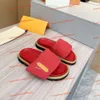 Top Designer Men Velcro Slippers Couple de mode Slippers Hotel Douche Summer Place Sandales Flat Sandales Décroasées Slippers 35-45 avec boîte