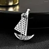 Broschen modische luxuriöse und elegante kleine Segelboot-Brosche High-End-Anzugschicht Kristall Corsage Pin Anti-Leak Hohldesign