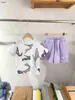 人気のベビートラックスーツサマーガールズ半袖スーツデザイナー服サイズ100-160 cm人形プリントTシャツと紫色のショートパンツ24april