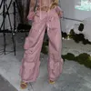 女性のジーンズストリートウェアデザインピンクの特大の貨物パンツ女性マルチポケットワイドレッグズボンデニムフレアカプリ服