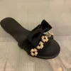 Slippers xioxiangfeng Bowtie Женская летняя жемчужная пуговица Крутая плоская пляжная обувь