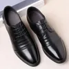 Vestido sapatos de couro homens genuínos negócios preto corporal desgaste outono respirável britânico casual alto senso casamento noivo traje de noivo