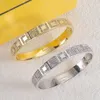 Bruiloft gouden armbandontwerper Bangen voor vrouwen klassiekers diamanten letter armband titanium staal niet vervagende bangle dames sieraden cadeau