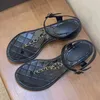 Zomer klassieke vrouwen platte pinch teen sandalen landingsbaan ontwerper hoogwaardige echt leer met metalen ketting decor buiten wandelvakantie strand sandalen