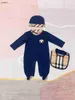 Beliebte Neugeborenen-Overall-Puppenbärenmuster Kleinkind Kleidung Größe 52-80 cm Designer Baby Crawling Anzug Säuglingsbodysuit Schalhut 24APRIL