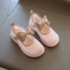 Sandaler flickor sandaler beige mesh andningsbara ihåliga utplatta flickor casual skor rosa mode non-halp mjuk botten barn baby sandaler 240419