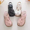 Sandalet sevimli kızlar sandaletler yay peep-toe 2023 yeni yumuşak kancalı döngü bej çocuk prenses ayakkabıları sıradan ayakkabılar pu sevimli çocuk ayakkabıları kaymaz 240419