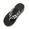 Slippers Femmes Leopard Cendages Clip Chaussures Toe Mid Talons Sandales d'été 2024 Robe de mode glissades de tongs de la femme de marche confortable