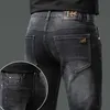 Designer en jeans masculin automne et hiver épais de mode européenne épais jeans haut de gamme, de tendance à petit pied à la mode pour hommes, pantalon long noir, style fzfn