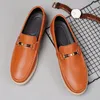Casual Shoes 2024 Äkta lädermän Män glider på loafers mockasins italienska bekväma mode manlig båt