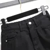 Taille plus taille des femmes shorts bermuda confort à la taille effilochée à l'ourlet cru en déni sim noir avec poches ouc1531 240415