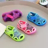 Sandales Girls Sandales Spring and Summer Childrens fermées Toe Sports Chaussures de plage garçons Chaussures de pattes