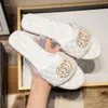 Womens Designer Sanda Designer Shoes Summer Luxury Slippers Ringer Chain Black White Apricot Color Leather Sanda Outdoor Beach Seaside Home Flat Women