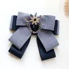 Brosches Korean tyg Bow Tie Rhinestones Pearl Taseel Flower for Women College Style Shirt Collar Pins Luxulry Smycken