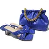 Scarpe eleganti donne blu abbinano le pompe africane con borsette pieghettate set g14 tallone 5,5 cm
