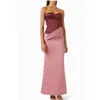 エレガントな長いピンクのサテンイブニングドレス