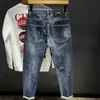 Heren jeans herenjeans gebroken taps toelopend gescheurd met gedrukte broek grafische retro Koreaanse mode gescheurde slanke fit man cowboy broek ontwerper gaten t240419