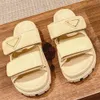 Nappa Leather Slides Black 1XX708 Designer Slides Women Sandal Leather Sandals Triangle Slides 24SS Ny stil med elegant ikonisk signatur Slides Lug Tread Sandal