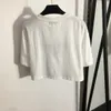 2024 Tasarımcılar T-Shirts Moda Tişörtleri Kadınlar Yeni Göğüs İşlemeli Mektup Kısa Kol Kısa Mahsul T-Shirt Siyah Beyaz Bayanlar Üstler Üst Kıyafet Smlxl