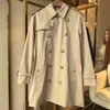 Männer Trench Coats Designer derselbe Style Kurzwind Breaker in der Theke vorne Schulter Doppelbaße schlanker Fit British Style Subgefütterte Jacke Herren Windbreaker