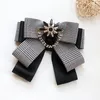 Brosches Korean tyg Bow Tie Rhinestones Pearl Taseel Flower for Women College Style Shirt Collar Pins Luxulry Smycken