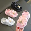 WOM0 Sandalen Childrens Sandals Summer Girls 2023 Nieuwe meisjes zachte zool anti slip kleine medium en grote kinderen baby student strandschoenen 240419