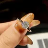 Pierścień Solitaire DW luksus 0,5-2ct moissanite Diamond Solitaire Pierścienie dla kobiet Prezent PRAWDZIWY 925 Srebrny zaręczyny Sparującą biżuterię D240419