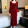 Casual jurken 2024 Spring Red Wine Velvet Party Bodycon Lange jurk mode vrouwen vierkante kraag parel ketting glanzende slanke zeemeerminavond