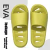 Slippers de chuveiro anti -escorregadores para homens e mulheres de verão em casa, sentimento interno de pisar em fezes e vazando a água da casa Eva Banheiro Sandálias e chinelos