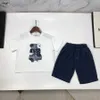 Varumärke Baby Tracksuits Summer Kids Designer Kläder STORLEK 90-150 CM PACKWORK Mönster Printing Boys T-Shirts och Blue Denim Shorts 24 April