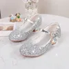 Sandales Childrens Girls High Heed Princess Style mignon Chaussures de fleurs simples Sequin Full Dance Chaussures 240419