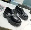 Triângulo de designer Sapatos de lefu Casal Sapatos solteiros Retro um passo de espessura de sapatos de couro pequeno 35-41 ...