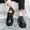 Zapatos informales de cuero para hombres Ocio grueso Bottom Patent Street Fashion Vestido de novia