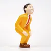 1pc résine embrassant l'ornement de la figurine - corps brun à sweat à capuche jaune, pose de flexion avec visage souriant, fond orange vibrant, affichage décoratif pour le bureau à domicile