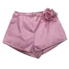 Kvinnors shorts europeiska söta tredimensionella blommor snörning midja satin smal passform 2024 sommar all-matchande rosa