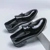 Scarpe casual uomo in pelle Mocassini di guida nera Abito slip-on per mocasina di brevetto di nappa italiana