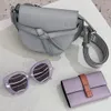 eyer torbası tasarımcı torbası omuz çantası ayarlanabilir ve çıkarılabilir omuz askısı kabartmalı yumuşak inek deri mini eyer çanta