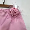 Kvinnors shorts europeiska söta tredimensionella blommor snörning midja satin smal passform 2024 sommar all-matchande rosa