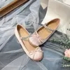 Gratis strumpor Kvinnor Flats Kvinnlig balett Mary Jane Rhinestone Bow-Knot Sandaler Dammode Desigh Sweet Round Toe Shoes 240411