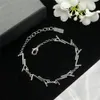 Frauen Designer -Armbänder fünf einfache Buchstaben Anhänger Luxusarmbänder Ehepaar Edelstahl Mode Schmuck Unisex Bangle 2 Farben Elegante Kettenarmbänder Geschenk